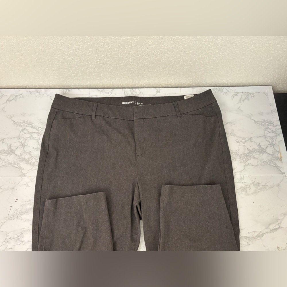 Old Navy Women's Mid Rise Gray Pixie Pants Size 18 Stretch Flat Front Crop - Picture 3 of 6